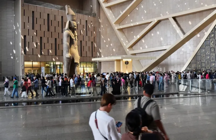 لليوم السابع على التوالي منذ افتتاحه للجمهور يواصل المتحف المصري الكبير استقبال زائريه