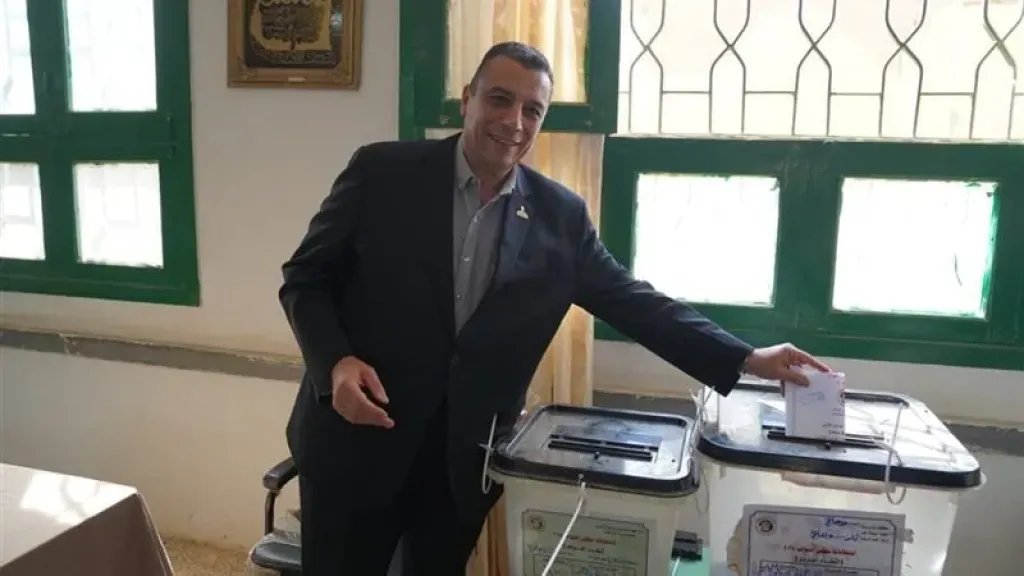 عضو بالشيوخ يشارك في الانتخابات البرلمانية ويحث المواطنين على الإدلاء بأصواتهم