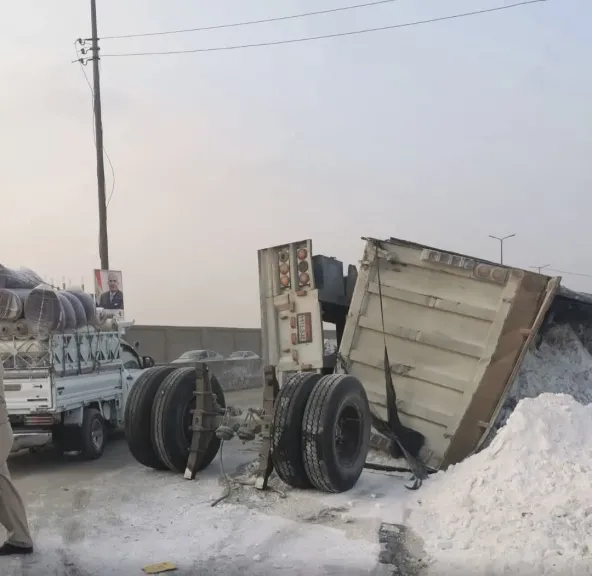 هبوط أرضي وراء حادث انقلاب تريلا أمام مول العابد.. والمرور يرفع آثار الحادث