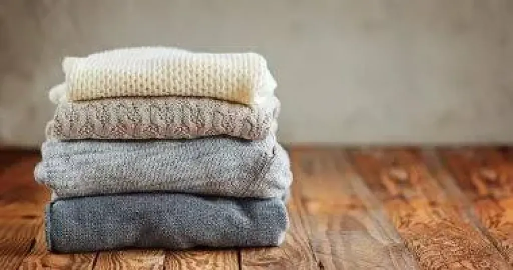 بين دفء النهار وبرودة الصباح.. هل حان وقت ارتداء الملابس الشتوية؟