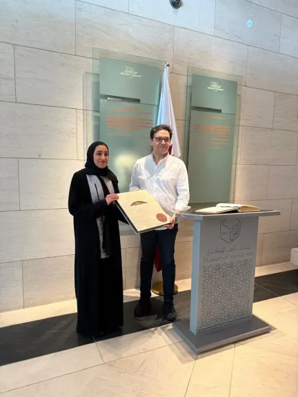 وزير الثقافة يبحث تعزيز التعاون المتحفي خلال زيارته لمتحف الفن الإسلامي بالدوحة