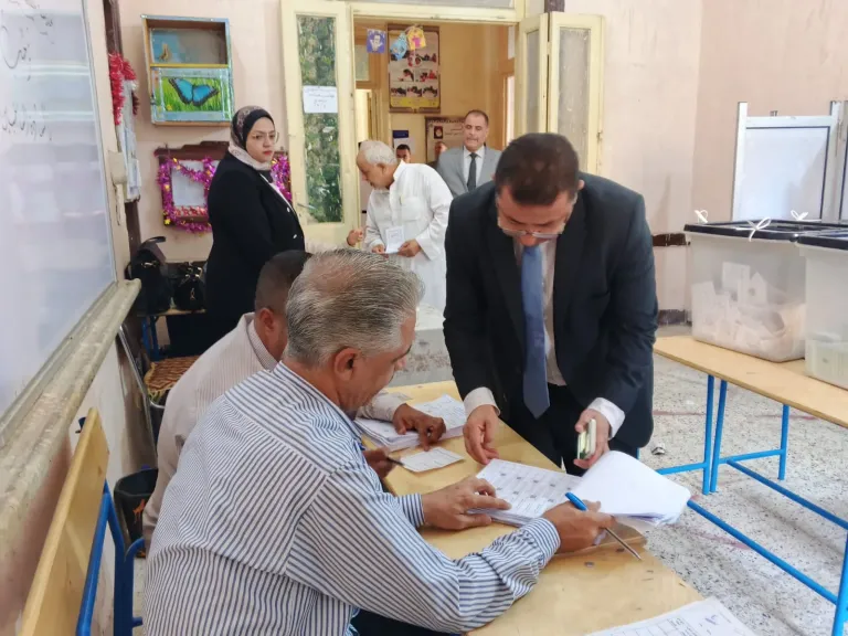 عميد كلية حقوق أسيوط يدلي بصوته في الانتخابات البرلمانية.. ويؤكد ضرورة المشاركة في الاستحقاقات الدستورية