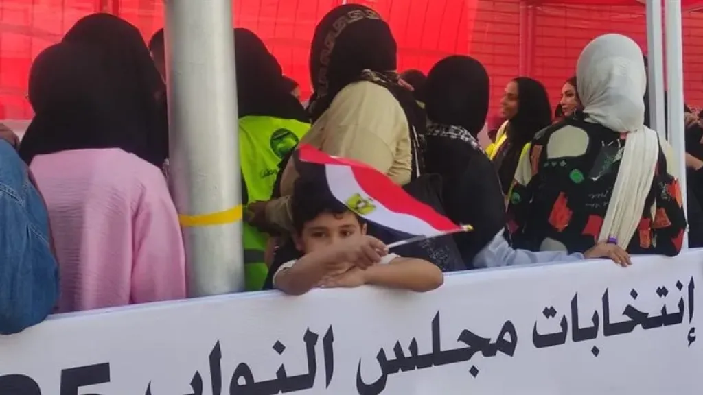أطفال يرفعون أعلام مصر في أجواء العرس الديمقراطي بمحيط لجان الدقي
