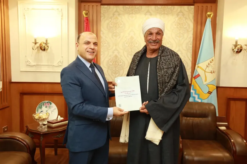 محافظ كفرالشيخ يُسلّم 8 عقود تقنين أراضي أملاك دولة للمستفيدين من المواطنين