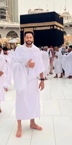 وسط أجواء روحانية .. عصام السقا يشارك متابعيه بصورة من المسجد الحرام أثناء تأدية مناسك العمرة