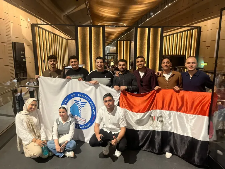 طلاب كلية العلاج الطبيعي بجامعة كفر الشيخ في زيارة علمية وثقافية للمتحف المصري الكبير