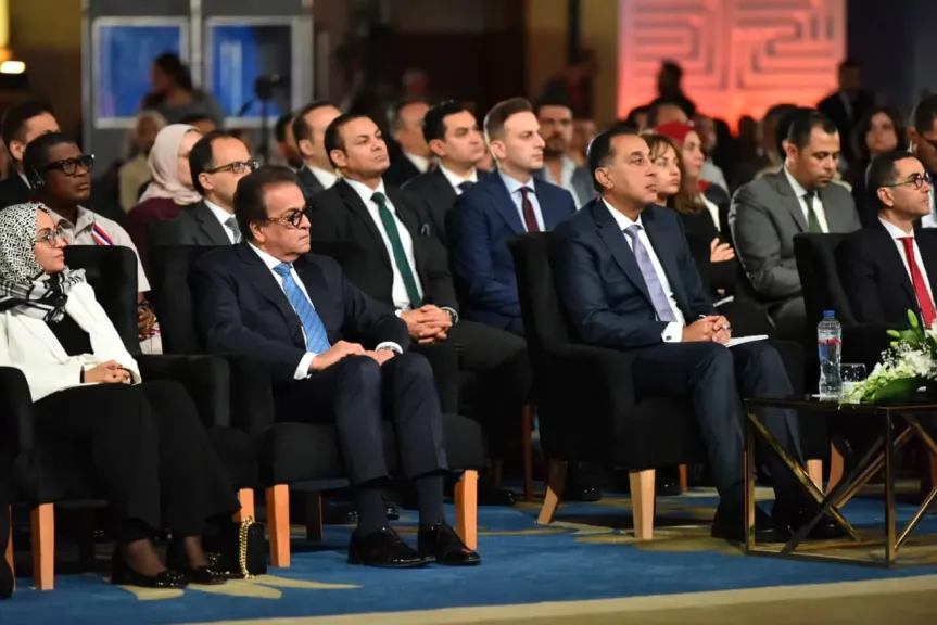 رئيس الوزراء ونائبه لشئون التنمية البشرية يشهدان جلسة حوارية حول ”الاستثمار في الرعاية الصحية: حجر الأساس للتنمية البشرية المستدامة”