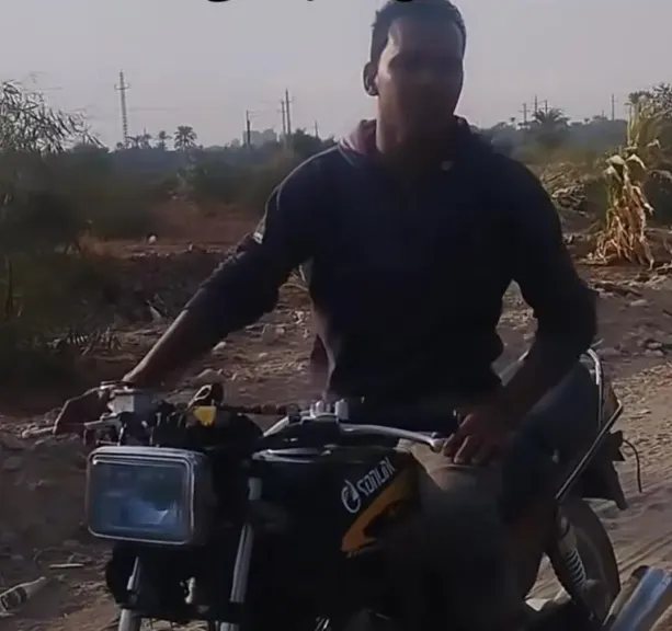 فيديو صادم لشاب يسحل كلب في قنا.. وتحرك عاجل من الأمن