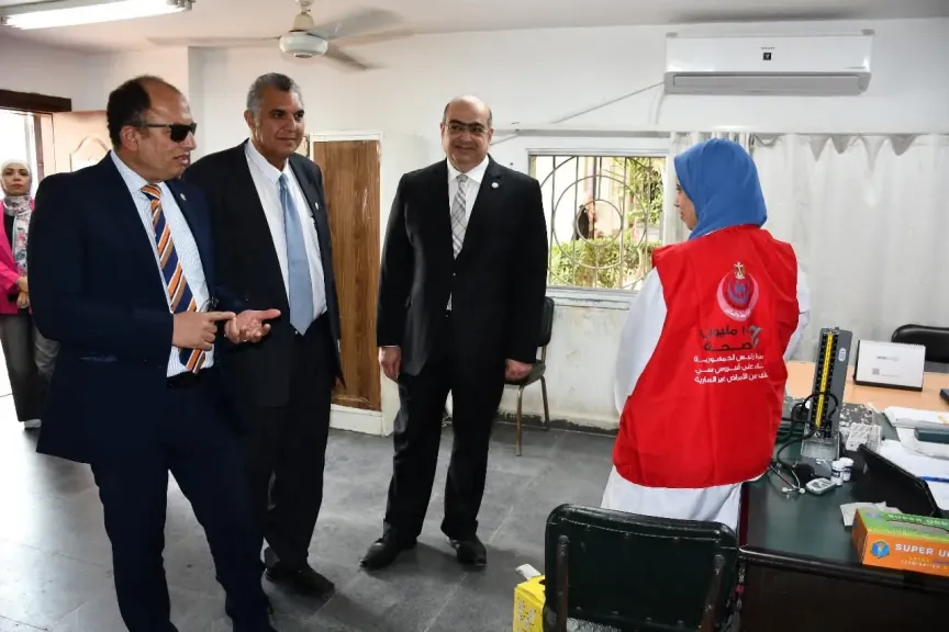 رئيس جامعة حلوان يتفقد فعاليات حملة دعم صحة المرأة ضمن مبادرة ”100 مليون صحة”