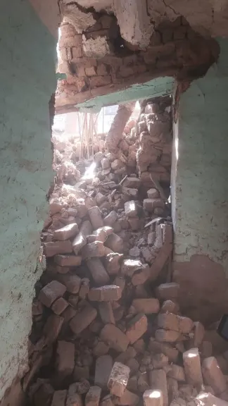 وفرض كردون أمني.. انهيار منزل طابقين دون إصابات بشرية في قنا