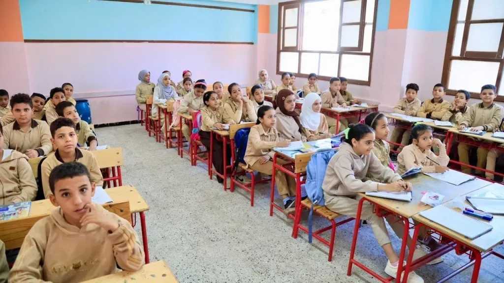 تحذير تربوي حاد.. زيادة أيام الدراسة لـ185 يومًا تهدد بضغوط وأعباء غير مسبوقة
