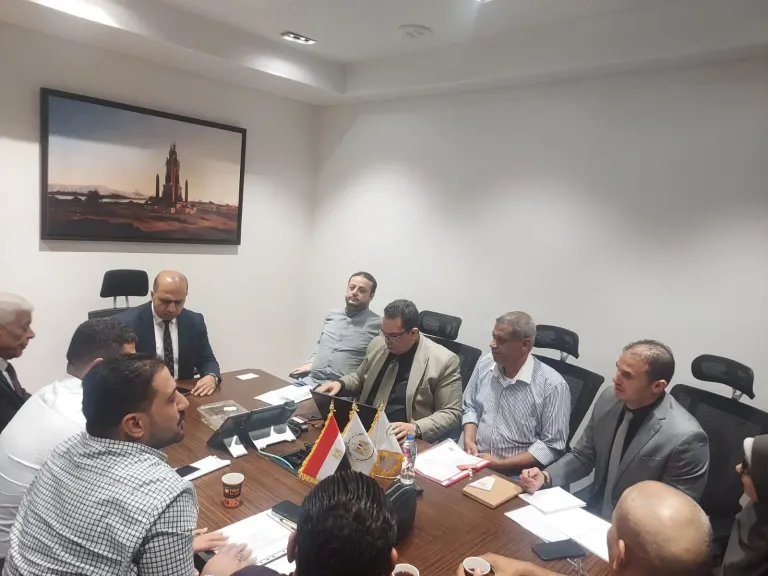 متابعة صارمة لمخلفات المجازر.. رئيس جهاز تنظيم المخلفات يجتمع بشركات النقل بالقاهرة