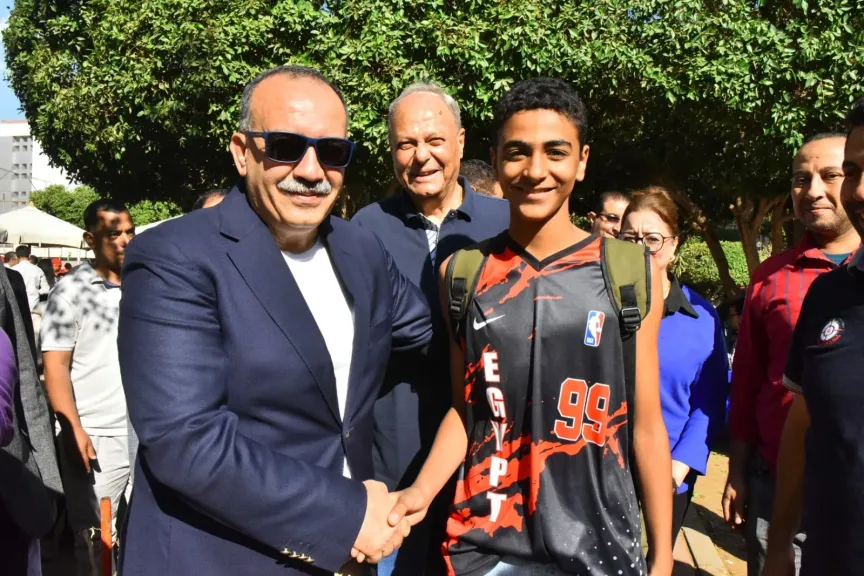 محافظ أسيوط يكرم 65 متميزًا في السباحة خلال زيارته لنادي الشبان المسيحية