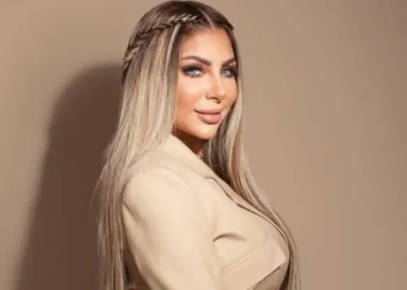 إنهيار المنتجة «سارة خليفة» داخل القفص خلال محاكمتها برفقة 27 متهما فى قضية المخدرات الكبرى