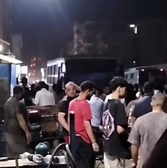 اصطدام مروع في بهتيم.. ميكروباص يدهس كشك والسائق يفِر “زي فص ملح وداب”