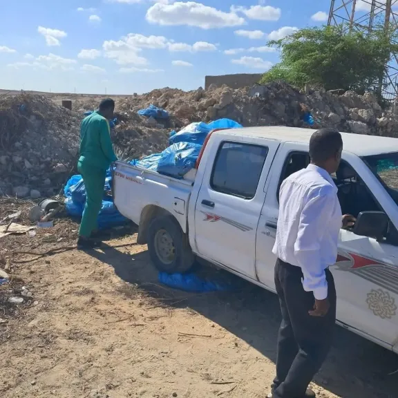 رئيس مدينة مرسى علم يضبط سيارة تلقي المخلفات في الطريق العام