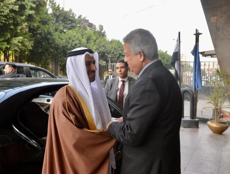 تعاون إعلامي متجدد بين مصر والبحرين.. خالد عبدالعزيز يلتقي وزير الإعلام البحريني