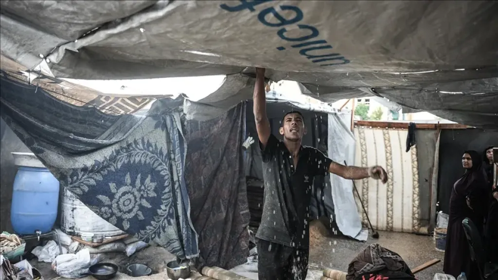 هل تصمد المخيمات المتهالكة بغزة أمام أي موجة مطر مقبلة ؟