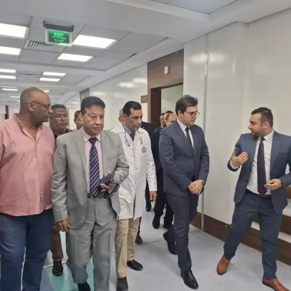 وزير الثقافة يزور طلاب أسوان المصابين في حادث طريق إسنا ويؤكد: دعم كامل ومتابعة مستمرة لحين تعافي الجميع