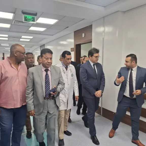 وزير الثقافة يزور طلاب أسوان المصابين في حادث طريق إسنا ويؤكد: دعم كامل ومتابعة مستمرة لحين تعافي الجميع