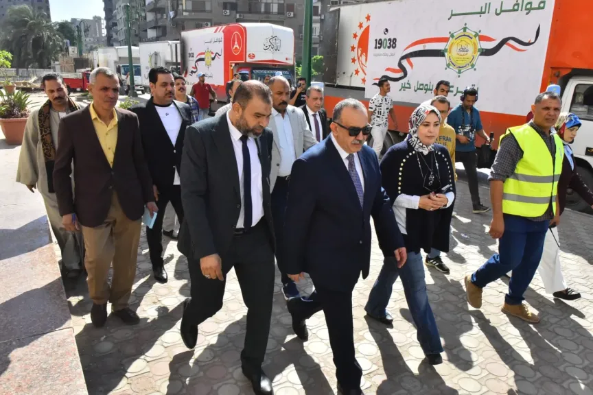 محافظ أسيوط يتفقد قافلة ”البر والتقوى” لدعم الأسر الأولى بالرعاية وتجهيز العرائس ويؤكد: دعم الفئات الأولى بالرعاية مستمر