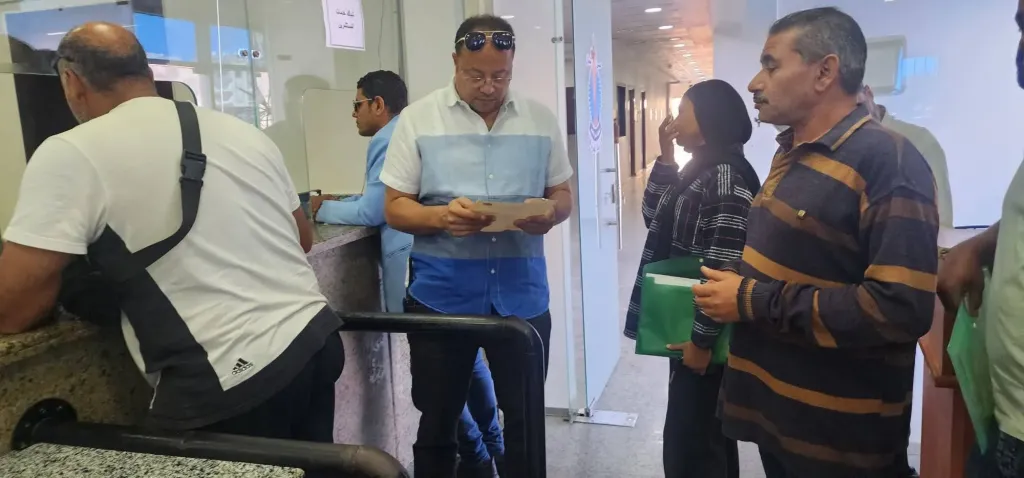 تواجد يومي لرئيس حي شمال الغردقة داخل المركز التكنولوجي لخدمة المواطنين