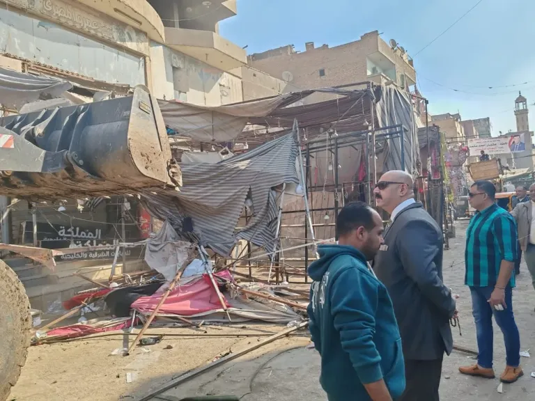 حملة لا تعرف النوم.. رئيس حي شرق شبرا الخيمة يشعل بهتيم ويعيد الشارع لأهله