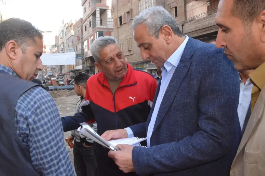 محافظ الغربية يتابع شكاوى الأهالي بالمحلة سيرًا على الأقدام ويطلق حملة نظافة موسعة بأبو دراع