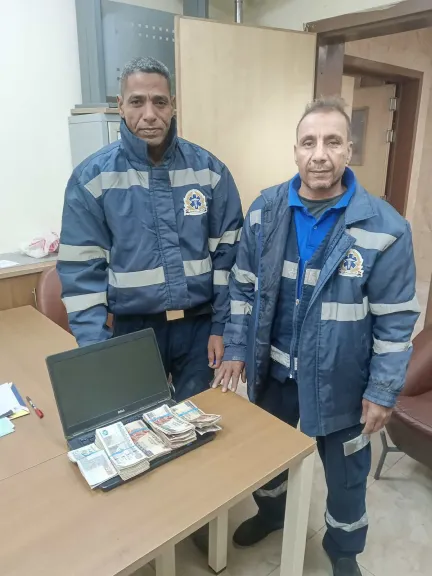 50 ألف جنيه ولاب توب وشنطة كاميرات.. أمانة مسعف وسائق عثرا على كرتونة مع مصاب يمني الجنسية وسلماها للشرطة بقنا