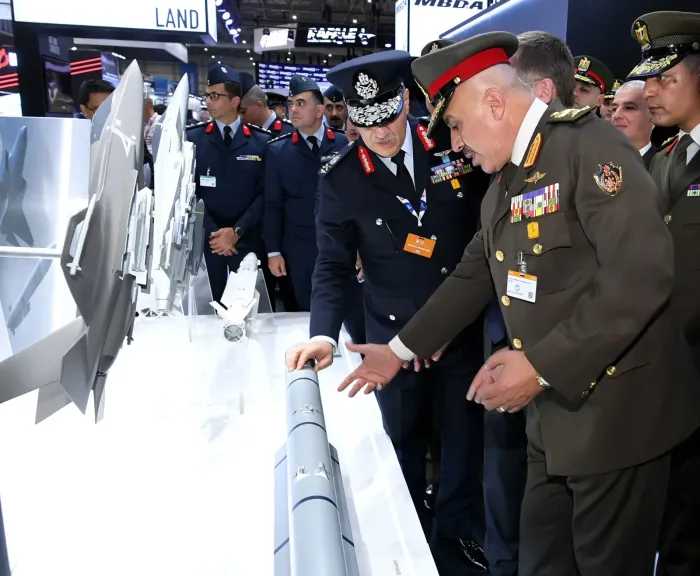 رئيس الأركان يتفقد أحدث المنظومات العالمية فى مجالات تكنولوجيا الطيران والفضاء في معرض دبي الدولى للطيران