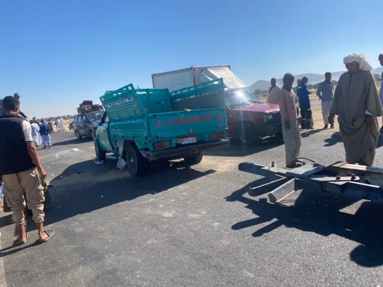 18 شخصًا بينهم صغار.. ارتفاع عدد مصابي حادث انقلاب سيارة ميكروباص على صحراوي قنا