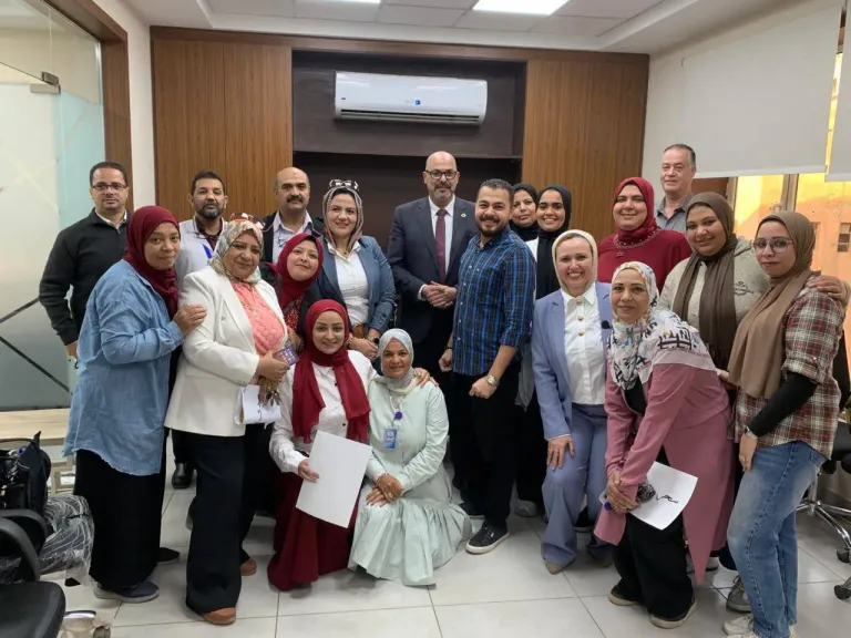 معهد ناصر يكرّم العاملين المتميزين بمركز الأورام تقديرًا لجهودهم في تطوير الخدمات الطبية