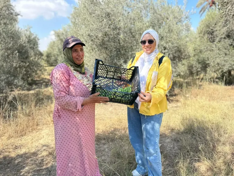 “بإيدي المليانة تعب.. علمت ولادي” ..أم جمال تحصد الحقول بحكاية وجهها الشمس ويدها الأرض