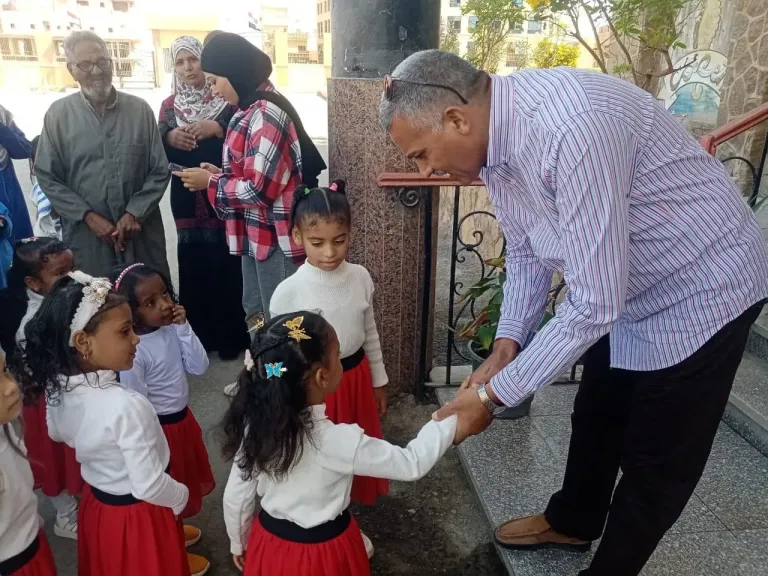 بالتزامن مع أعياد الطفولة.. رئيس مدينة القصير يستقبل عدد من الأطفال