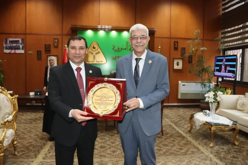 تكريم رئيس جامعة المنوفية خلال فعاليات اليوم العلمي الأول لبرنامج الرعاية التنفسية بكلية تكنولوجيا العلوم الصحية التطبيقية
