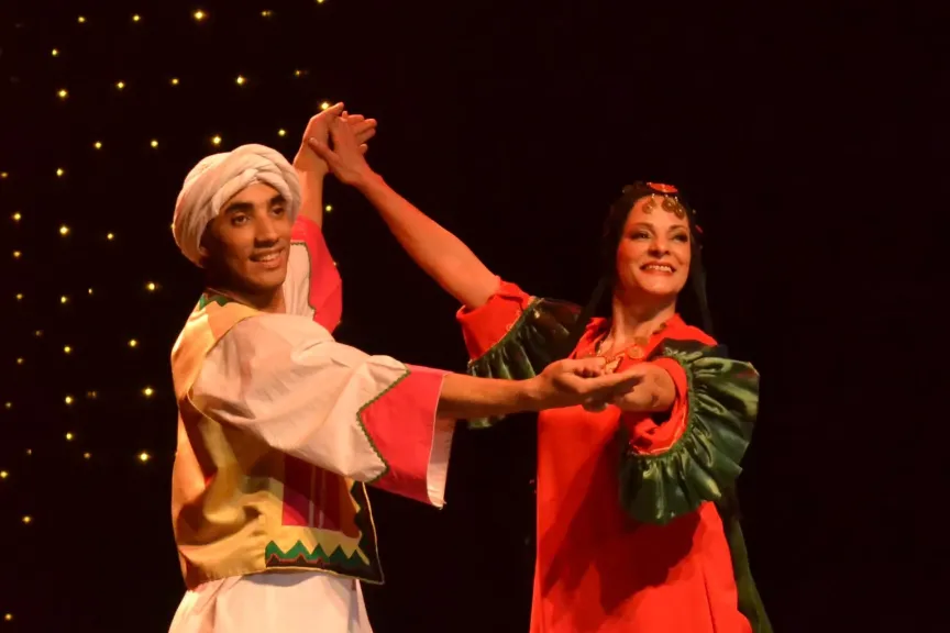 فرقة رضا تتألق بمجموعة من أشهر أستعراضاتها علي خشبة مسرح البالون