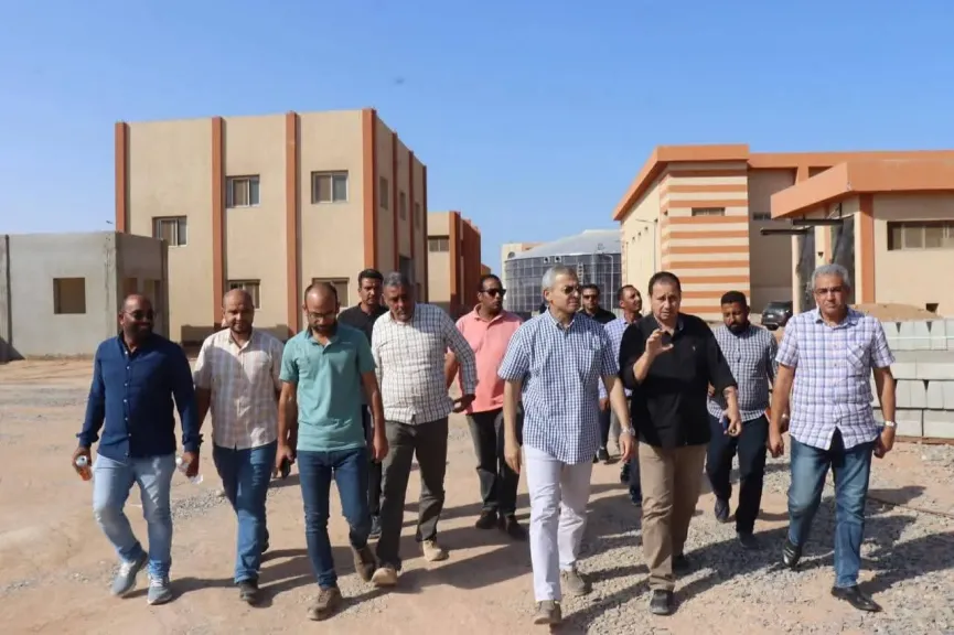 رئيس شركة مياه البحر الأحمر يناقش ضخ المياه بنظام 24 ساعة في عدة مناطق بالغردقة