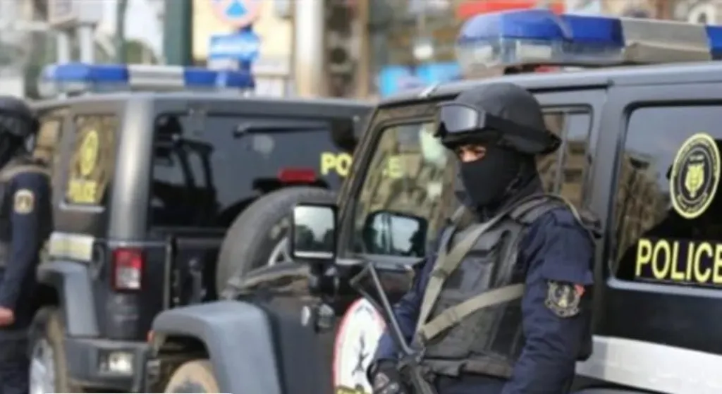 مقتل مسجل خطر وضبط آخرين خلال مداهمة أمنية في بندر قنا