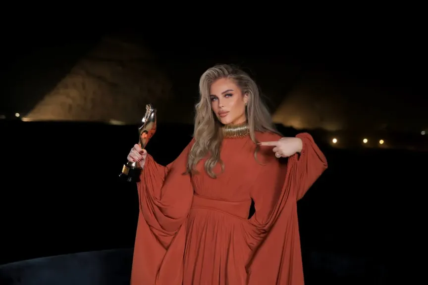 بالصور..نيكول سابا تتألق خلال تكريمها بـأفضل ممثلة عربية في «ذا بيست»: مصر دايمًا مغرقاني بحبها