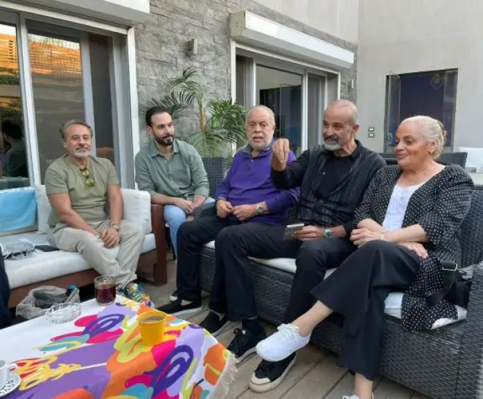 وفد نقابة المهن التمثيلية يزور أشرف زكي بمنزله.. والنقيب يعلن تراجعه عن أستقالته رسميًا