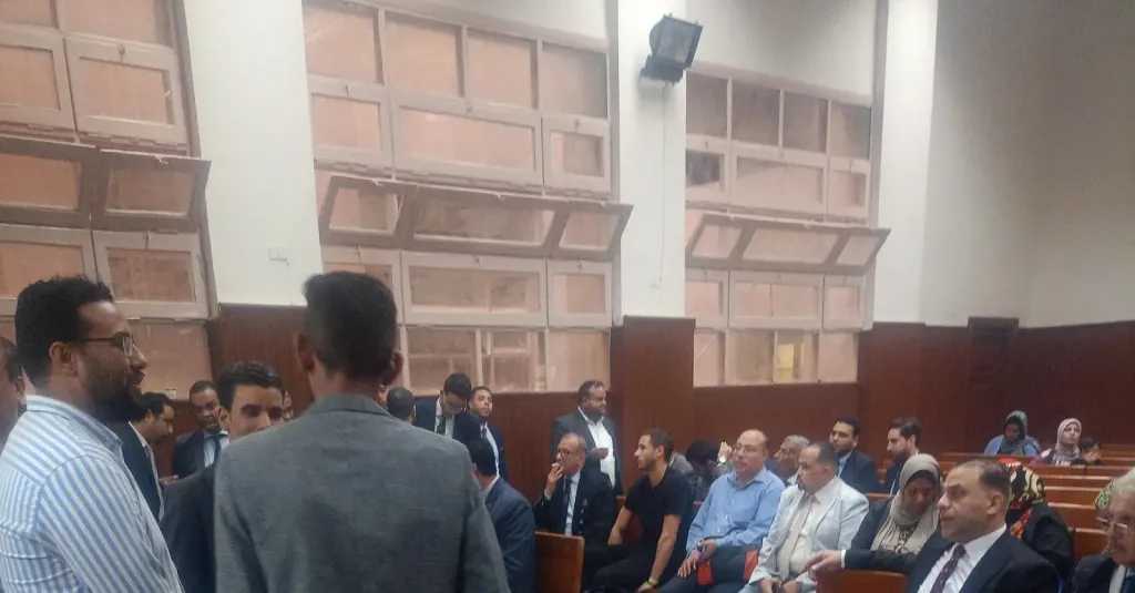 رمضان صبحي داخل قاعة جنايات الجيزة بانتظار بدء الجلسة