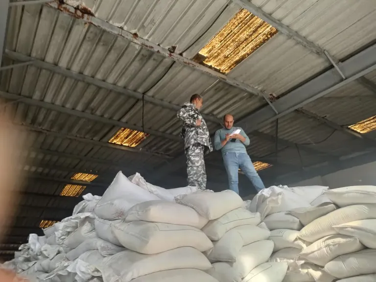 حملات تموينية تضبط عجزًا ضخمًا في مخزون السكر بأحد مضارب كفر الشيخ.. وإحالة أمين المخزن للنيابة