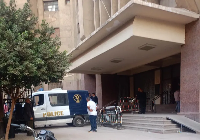 ترحيل رمضان صبحي في سيارة مخصّصة إلى قسم أول أكتوبر بعد انتهاء الجلسة