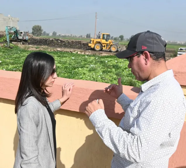 محافظ البحيرة تتابع أعمال رفع نواتج تطهير ترعة الخندق بدمنهور