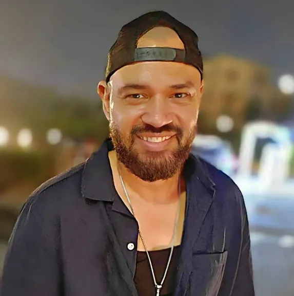 الشاعر خالد تاج الدين يكشف كواليس تتر مسلسل 2 قهوة غناء هيثم شاكر»