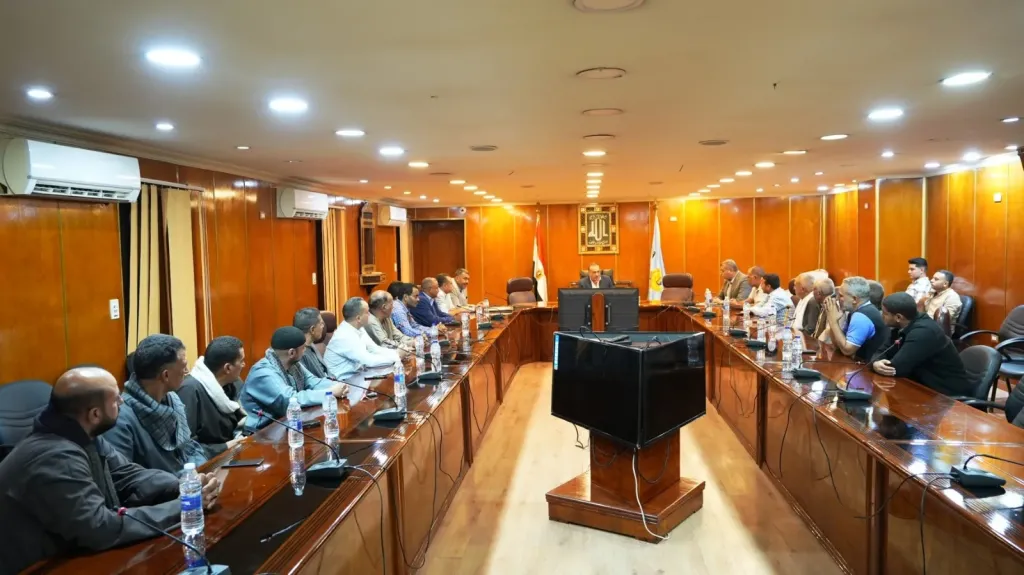 محافظ أسيوط يوجه بتشكيل كيان مؤسسي لتعظيم الاستفادة والحفاظ على ريادة المحافظة في زراعة الرمان