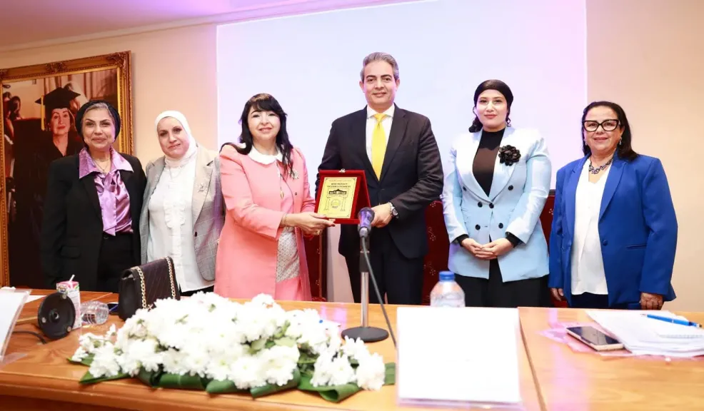 جامعة مصر للعلوم والتكنولوجيا تكرّم نقيب الإعلاميين لدوره البارز في دعم طلابها وخريجيها