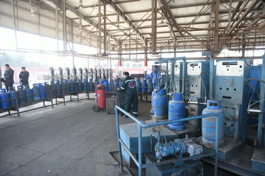 محافظ الدقهلية يُفاجِئ مصنع تعبئة اسطوانات الغاز بطلخا.. استمرار الالتزام بالأوزان المقررة لاسطوانات المنزلية والتجارية