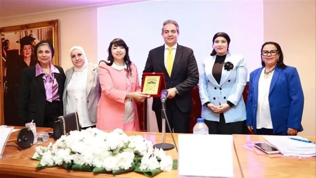 تكريم نقيب الإعلاميين في جامعة مصر للعلوم والتكنولوجيا