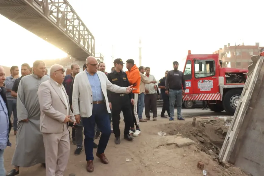 محافظ القليوبية يُتابع حادث إنقلاب سيارة تريلا في ترعة بـ”طوخ”